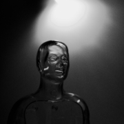 Ein futuristisches transparentes Schaufenster, beleuchtet von dramatischer, monochromer Beleuchtung.