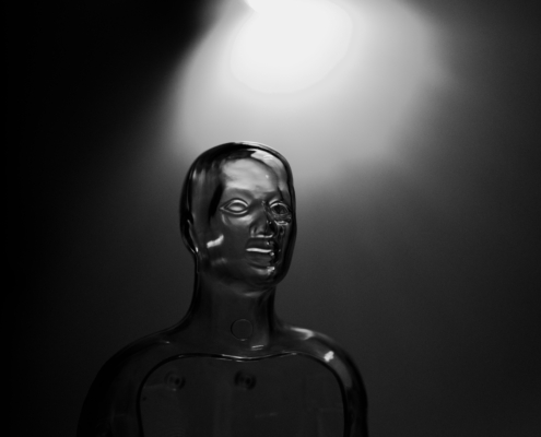 Ein futuristisches transparentes Schaufenster, beleuchtet von dramatischer, monochromer Beleuchtung.